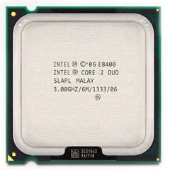 Intel lanzó el Core Duo, esta gama de procesadores de doble núcleo y CPUs 2×2 MCM (módulo Multi-Chip) de cuatro núcleos con el conjunto de instrucciones x86-64, basado en la nueva arquitectura Core de Intel. La microarquitectura Core regresó a velocidades de CPU bajas y mejoró el uso del procesador de ambos ciclos de velocidad y energía comparados con anteriores NetBurst de los CPU Pentium 4/D2. La microarquitectura Core provee etapas de decodificación, unidades de ejecución, caché y buses más eficientes, reduciendo el consumo de energía de CPU Core 2, mientras se incrementa la capacidad de procesamiento. Los CPU de Intel han variado muy bruscamente en consumo de energía de acuerdo a velocidad de procesador, arquitectura y procesos de semiconductor, mostrado en las tablas de disipación de energía del CPU. Esta gama de procesadores fueron fabricados de 65 a 45 nanómetros.