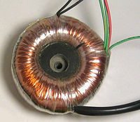 transformador_nucleo_toroidal Pequeño transformador con núcleo toroidal.